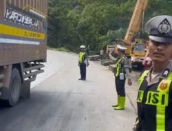 Cepat Personel Lalu Lintas Polresta Padang Evakuasi Truk Rusak dan Kontainer Jatuh, Jalur Padang–Solok Kembali Lancar