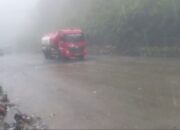 Satlantas Polresta Padang Sigap Evakuasi Dua Mobil Bermasalah di Sitinjau Lauik, Arus Lancar Kembali