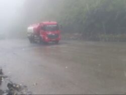 Satlantas Polresta Padang Sigap Evakuasi Dua Mobil Bermasalah di Sitinjau Lauik, Arus Lancar Kembali