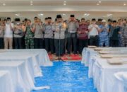 Kapolda Sumbar Pimpin Shalat Jenazah Massal Korban Banjir di Masjid Raya