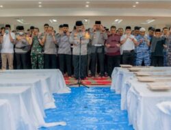 Kapolda Sumbar Pimpin Shalat Jenazah Massal Korban Banjir di Masjid Raya