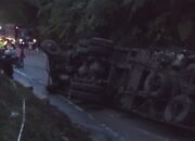 Truk Tronton Asal Jakarta Bermuatan Besi Terguling di Sitinjau Lauik, Rem Diduga Bermasalah