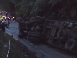 Truk Tronton Asal Jakarta Bermuatan Besi Terguling di Sitinjau Lauik, Rem Diduga Bermasalah