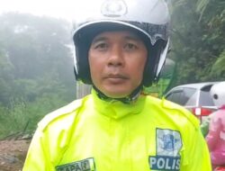 Truk Rusak di Sitinjau Lauik, Polisi Lalu Lintas Polresta Padang Tetap Atur Arus Meski Diguyur Hujan Deras