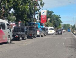 Antrean Panjang BBM di Padang: Di Tengah Banjir dan Kunjungan Presiden, Warga Bertahan di SPBU