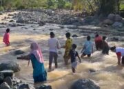 Di Tengah Ancaman Banjir, Warga Lapau Mungguah Padang Bertahan dengan Alat Seadanya