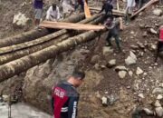 Ditsamapta Polda Sumbar Dibawah Komando Kombes Pol Achmadi Bangun Jembatan Darurat di Malalak Pasca Banjir dan Longsor