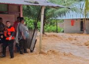 Hujan Tak Henti, Air Sungai Mengurung Warga Pasar Lalang
