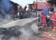 Api Hanguskan Gudang Rongsokan di Jalur Bypass Padang, Damkar Kerahkan Lima Armada