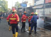 Kebakaran Mobil di Kawasan Padat Usaha Padang, Kerugian Capai Rp100 Juta