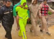 Sigap, Polresta Padang Selamatkan Warga Pasar Lalang Gowo dari Luapan Batang Kuranji Termasuk Lansia