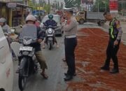 Sigap Cegah Bahaya di Jalur Vital, Satlantas Polres 50 Kota Amankan Tumpahan Solar