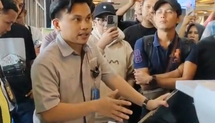 Penumpang Ricuh, Puluhan Penumpang Air Super Jet Protes Delay Penerbangan Padang–Jakarta