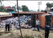Truk Air Kemasan Pengangkut Aqua Lepas Kendali, Hantam Bangunan Warga dan Kendaraan di Jalur Solok-Padang