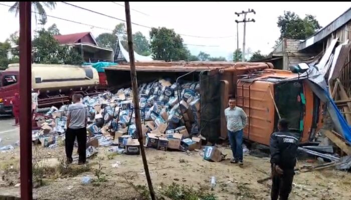 Truk Air Kemasan Pengangkut Aqua Lepas Kendali, Hantam Bangunan Warga dan Kendaraan di Jalur Solok-Padang