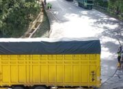 Truk Tronton Mogok di Panorama Satu Sitinjau Lauik, Arus Lalu Lintas Padang–Solok Tersendat