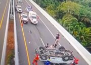 Ipda Eko Hari Bergerak Cepat Tangani Kecelakaan Tunggal Minibus di Tol Padang–Sicincin