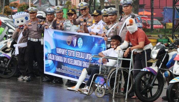 Ada Korban Kecelakaan Dibawa Personel Lalu Lintas Polres Solok Kota Dijalan Raya Untuk Kampanye , Ada Apa?