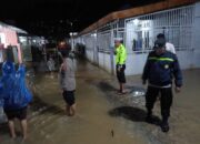 Polsek Lubeg Bergerak Cepat Bantu Evakuasi Warga Terdampak Banjir di Pengambiran