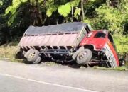 Truk Bermuatan Semen Terguling di Sitinjau Lauik