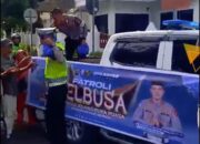 Ditlantas Polda Sumbar Tebar Kepedulian, Ratusan Takjil Dibagikan Saat Patroli Ramadan di Padang