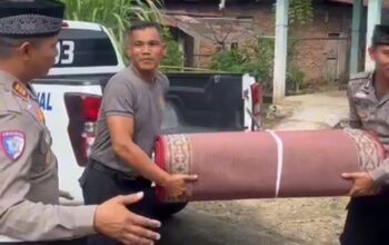 Satlantas Polres Pesisir Selatan Gelar Bakti Amal, Serahkan Bantuan Sajadah untuk Mushola Nurul Yakin