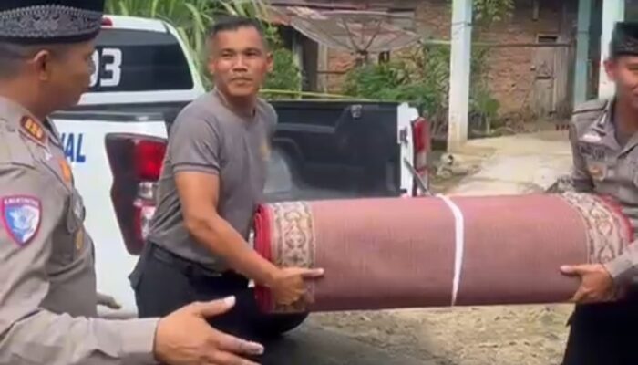 Satlantas Polres Pesisir Selatan Gelar Bakti Amal, Serahkan Bantuan Sajadah untuk Mushola Nurul Yakin
